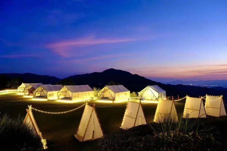 营地里可供选择的留宿方式有很多,有外形独特,体验感绝佳的特色帐篷