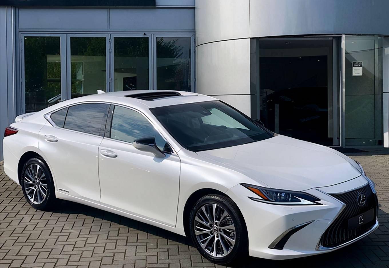 低配版落地29万!日系中级豪华车的标杆,升级内饰双联屏,真帅气