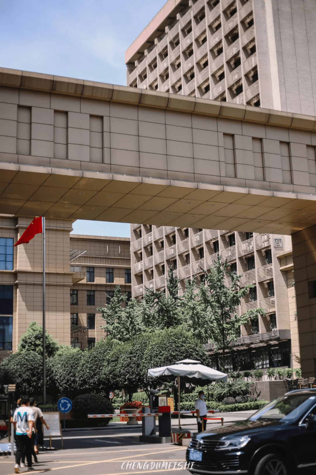 成都西华门街在省图看书的娃儿多半都被这条街喂胖过