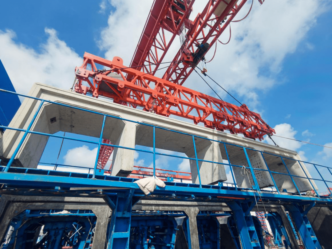 国内最大上下分体式四仓预制综合管廊首段顺利吊装