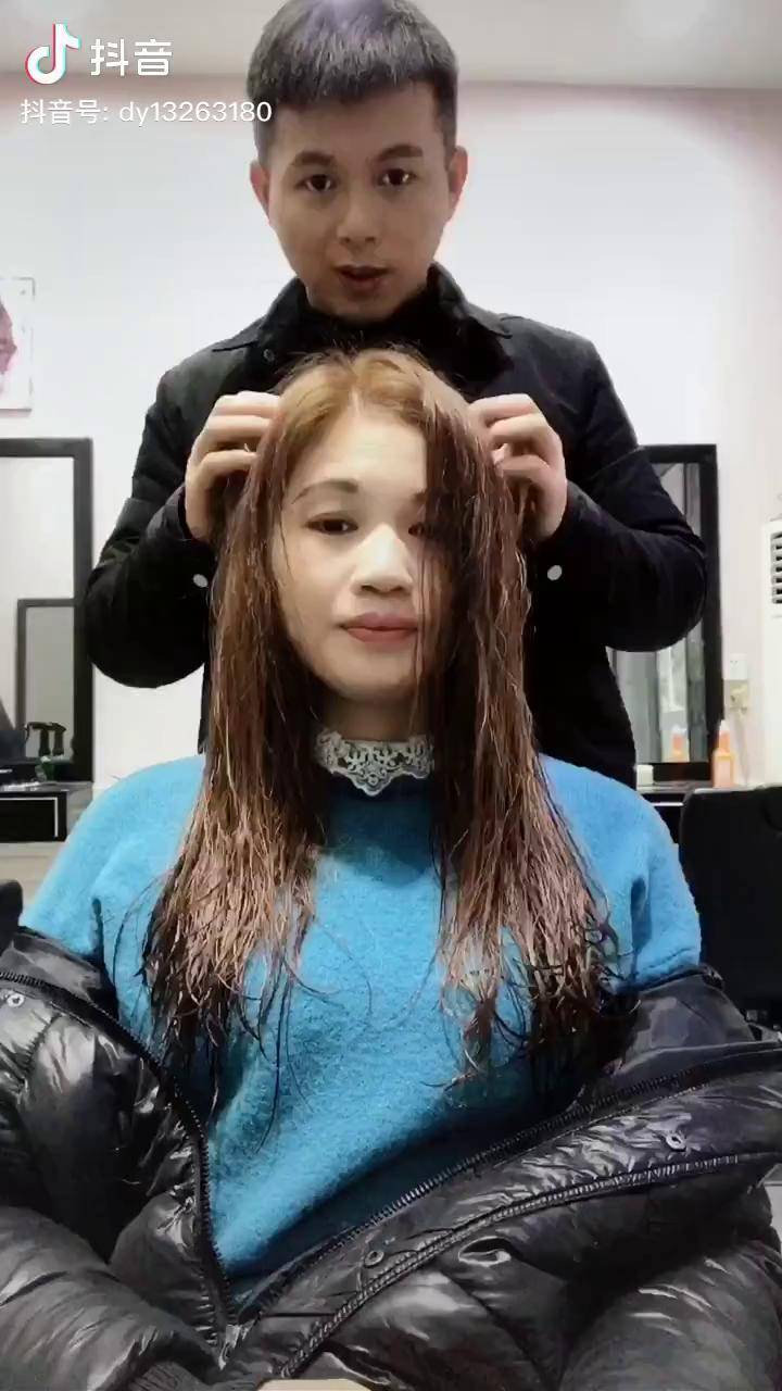 额头窄,自然卷发质,去年设计大波浪,这次想一款减龄发型 设计一款减龄