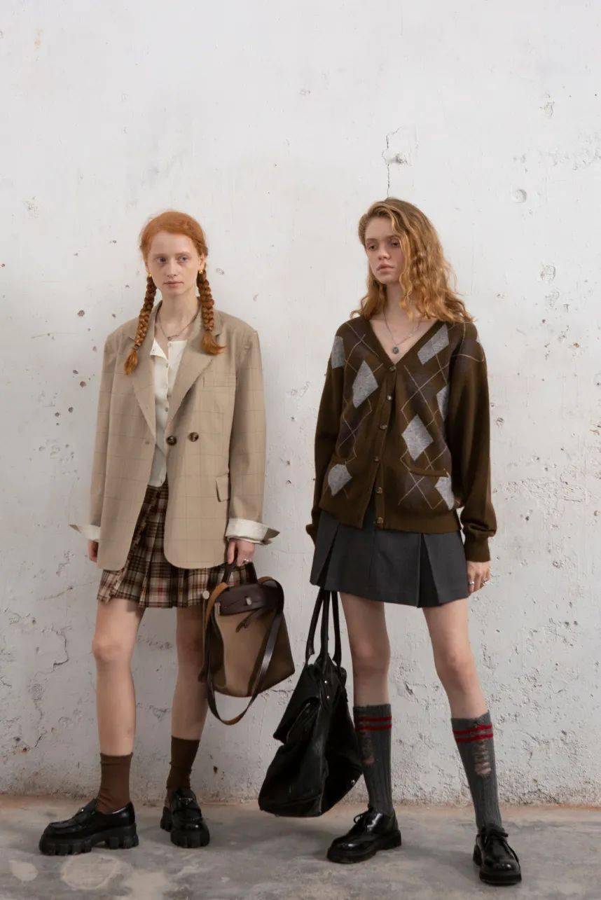 什么|换季穿什么？进来抄年轻人的答案