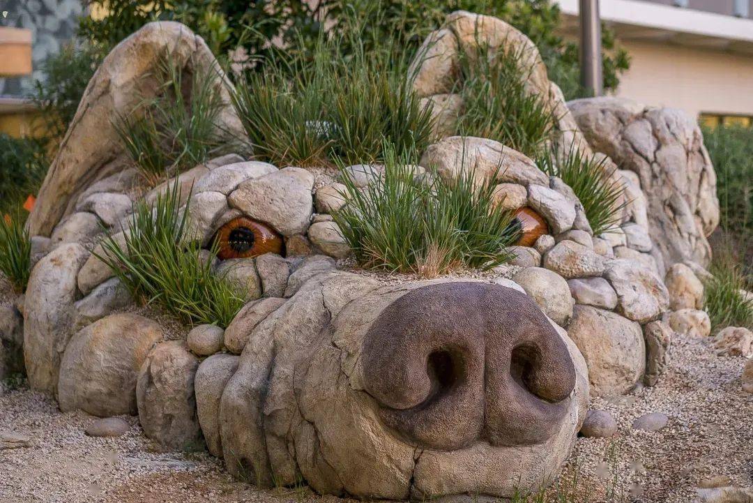 景观中多选用具有原始意味的石材,如未经切割并显示出风化痕迹的石头