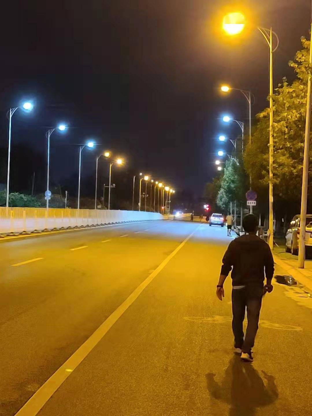 副中心112条道路智能路灯全覆盖能自动调亮度和预警报修