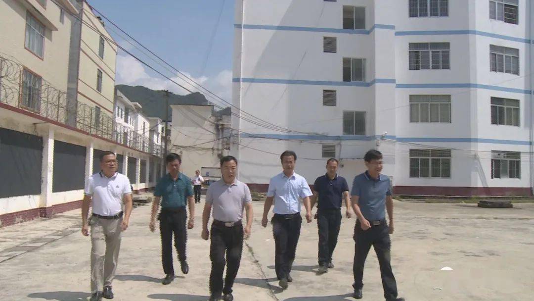 蓝胜到大化二中西校区调研