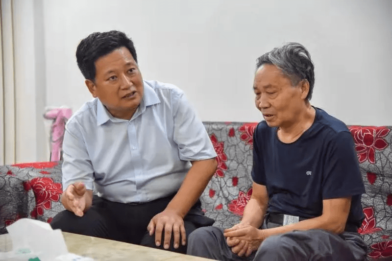 袁聚平看望慰问因公牺牲党员周帅锋家属