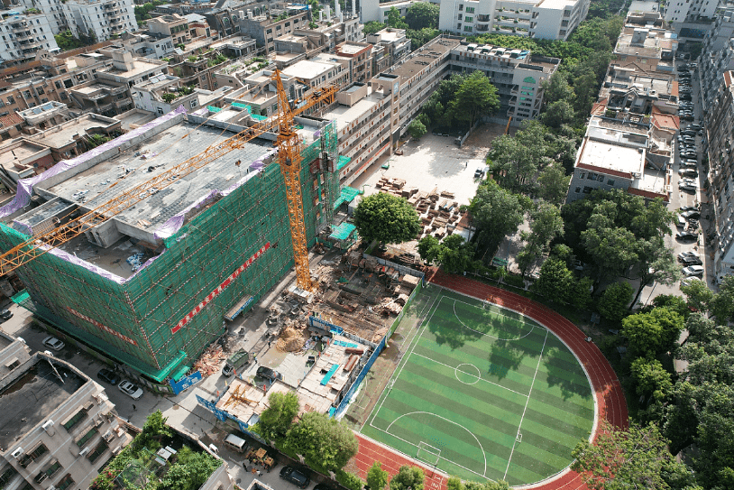 今年全力加快推动爱联学校,石龙三中两所公办学校扩容提质工程建设