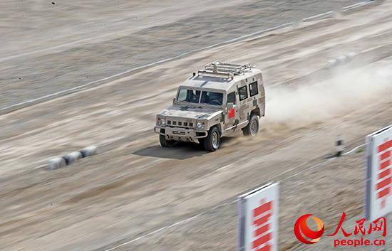 "安全环境"核生化侦察班组比赛是防化专业课目和竞速越障相结合的综合