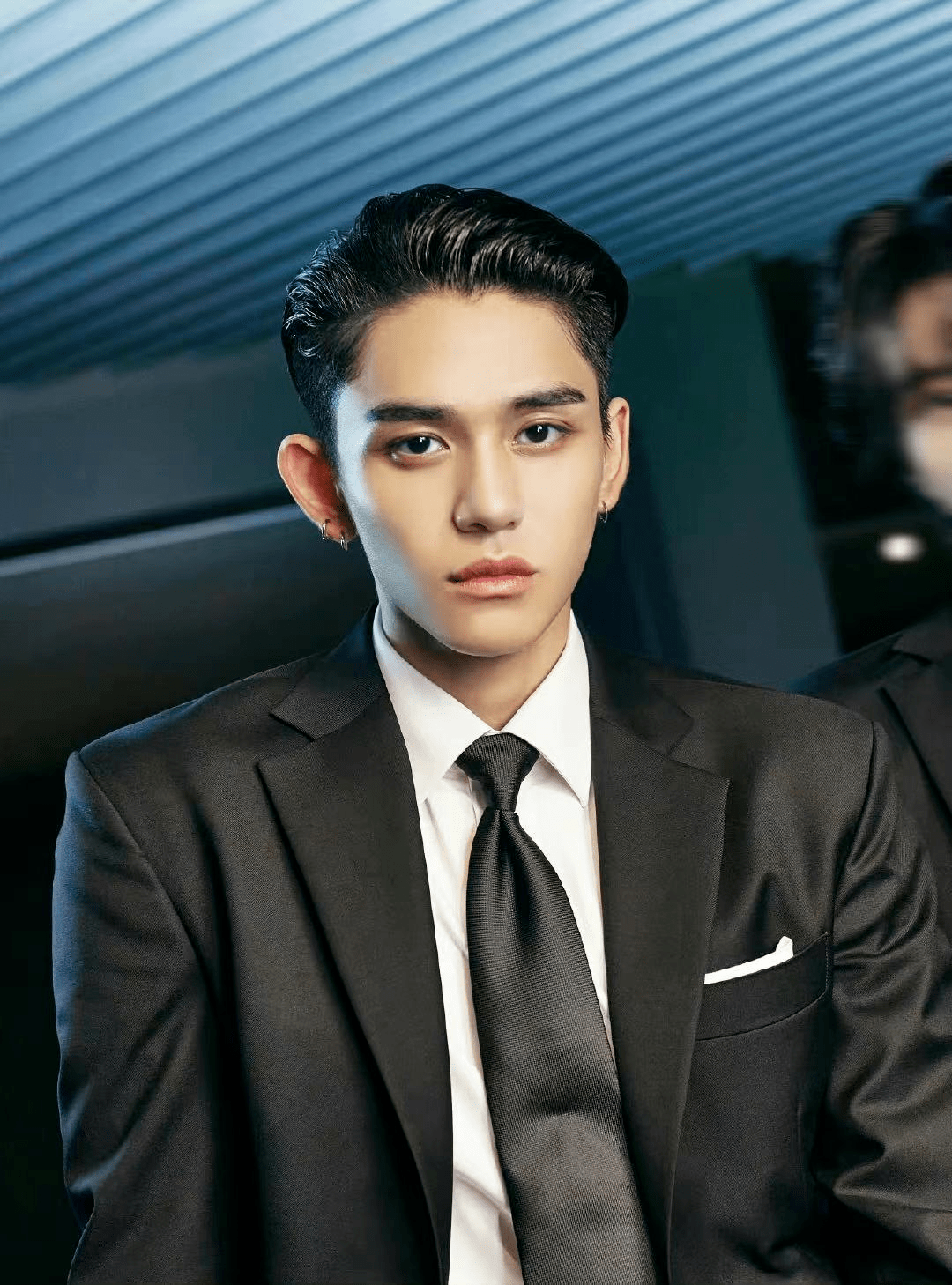 他长相阳光帅气,是一个十足的韩系潮流美男.