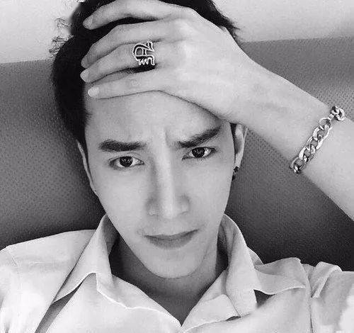 怎么拍个逼格高的自拍?