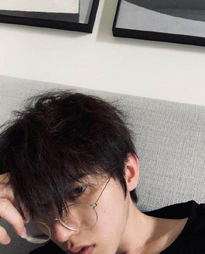 长得帅怎么拍都好看蔡徐坤直男角度自拍合集分享