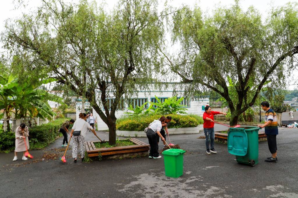 贵州黔西:教师打扫卫生迎开学_校园