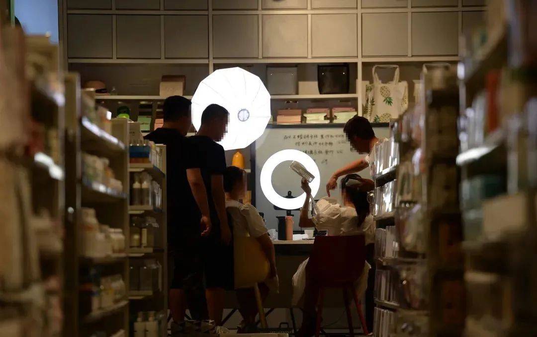 公司|深挖网红机构：人设全靠编，外貌焦虑和身材羞辱是公司文化