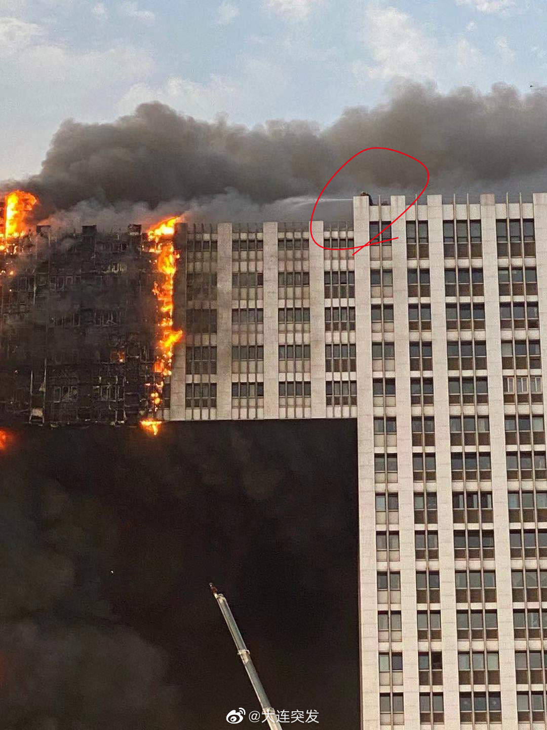 大连凯旋大厦突发大火:68辆消防车366名消防员参与救援,暂无人员伤亡