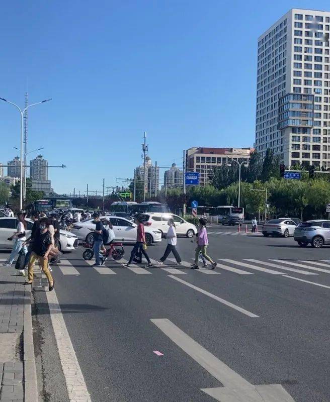 路口行人车辆通行顺畅/记者拍摄