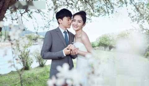 合体|谢娜产后与张杰合体秀恩爱，接双胞胎女儿放学，身材臃肿抱娃显吃力