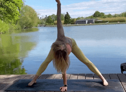 8个深度扭转瑜伽动作,缓解腰痛,预防圆肩驼背