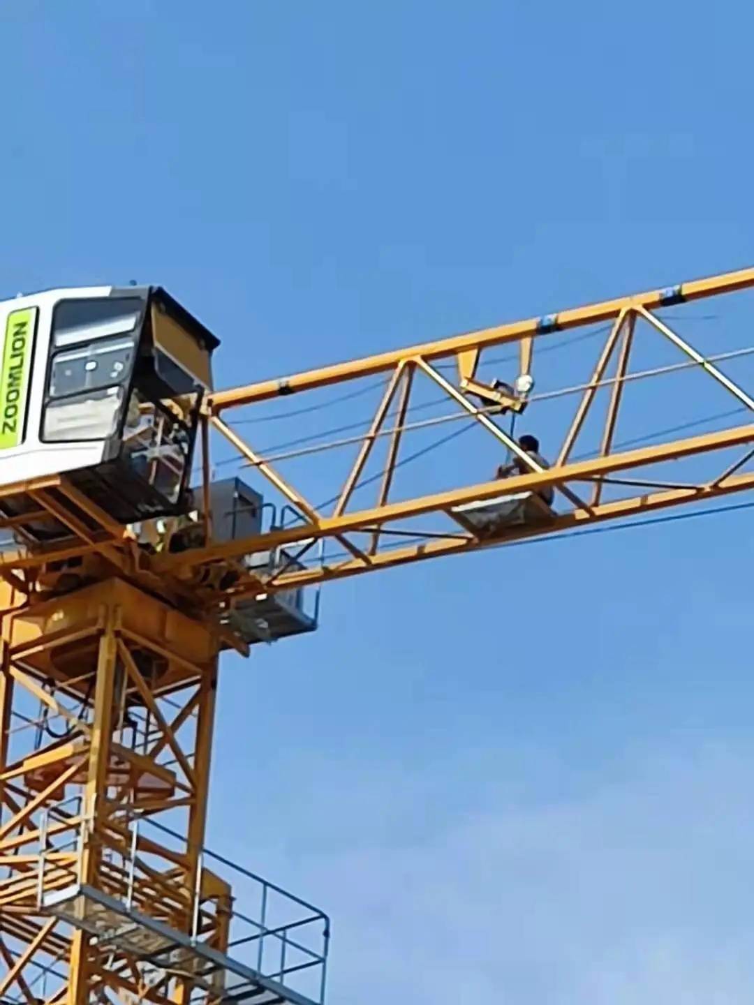 男子爬上高空塔吊 危险的一幕出现了