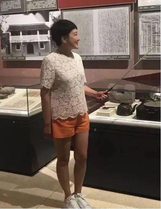 凯丽|58岁张凯丽被拍合影，素颜皮肤白嫩紧致，跟普通人比要年轻很多！