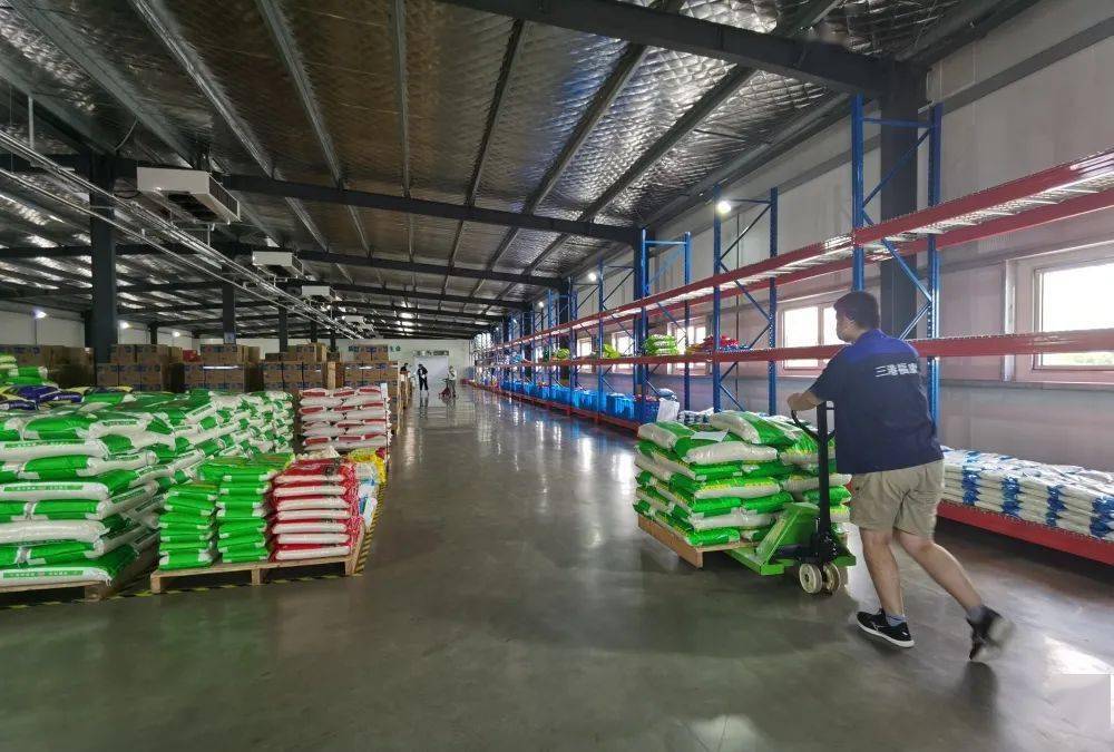 在三港配送的仓库区,记者看到,粮油,干货,杂粮,调料等货品都已储备