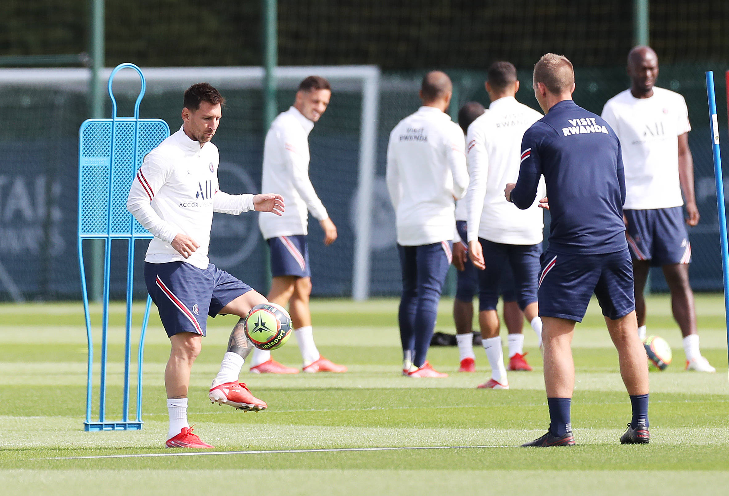 足球——巴黎圣日耳曼俱乐部进行队内训练_梅西