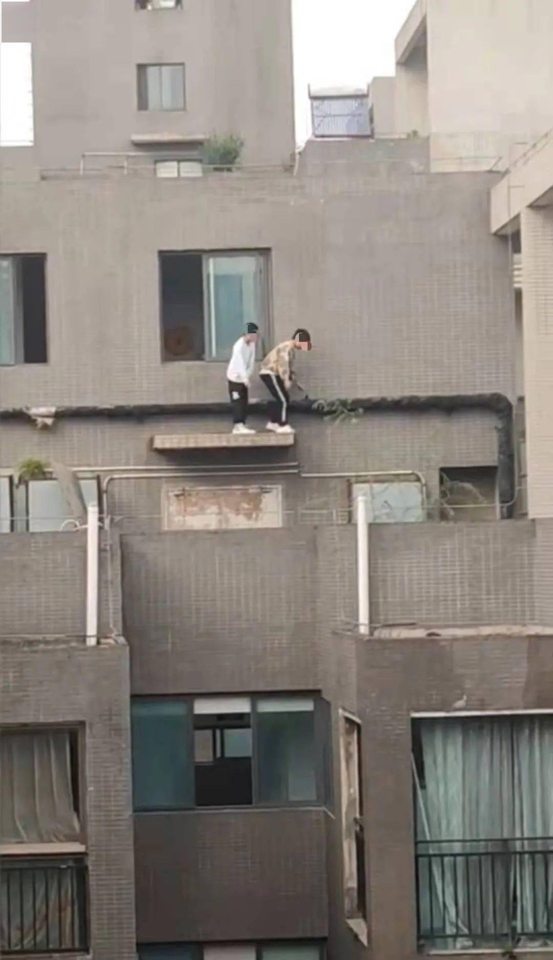 吓出冷汗贵州一小区楼顶这一幕太险