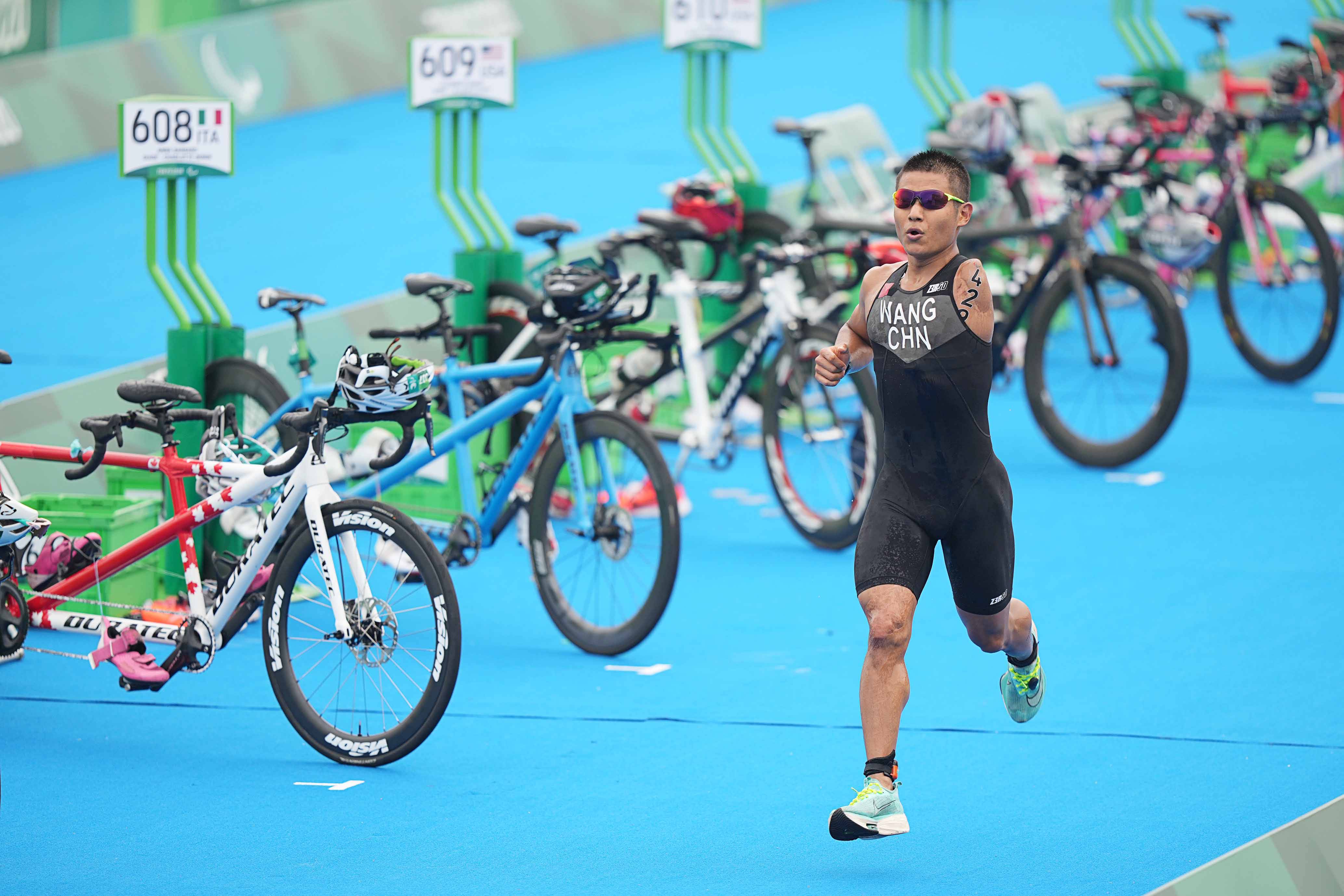 当日,在东京残奥会铁人三项男子pts4级比赛中,中国选手王家超获得第