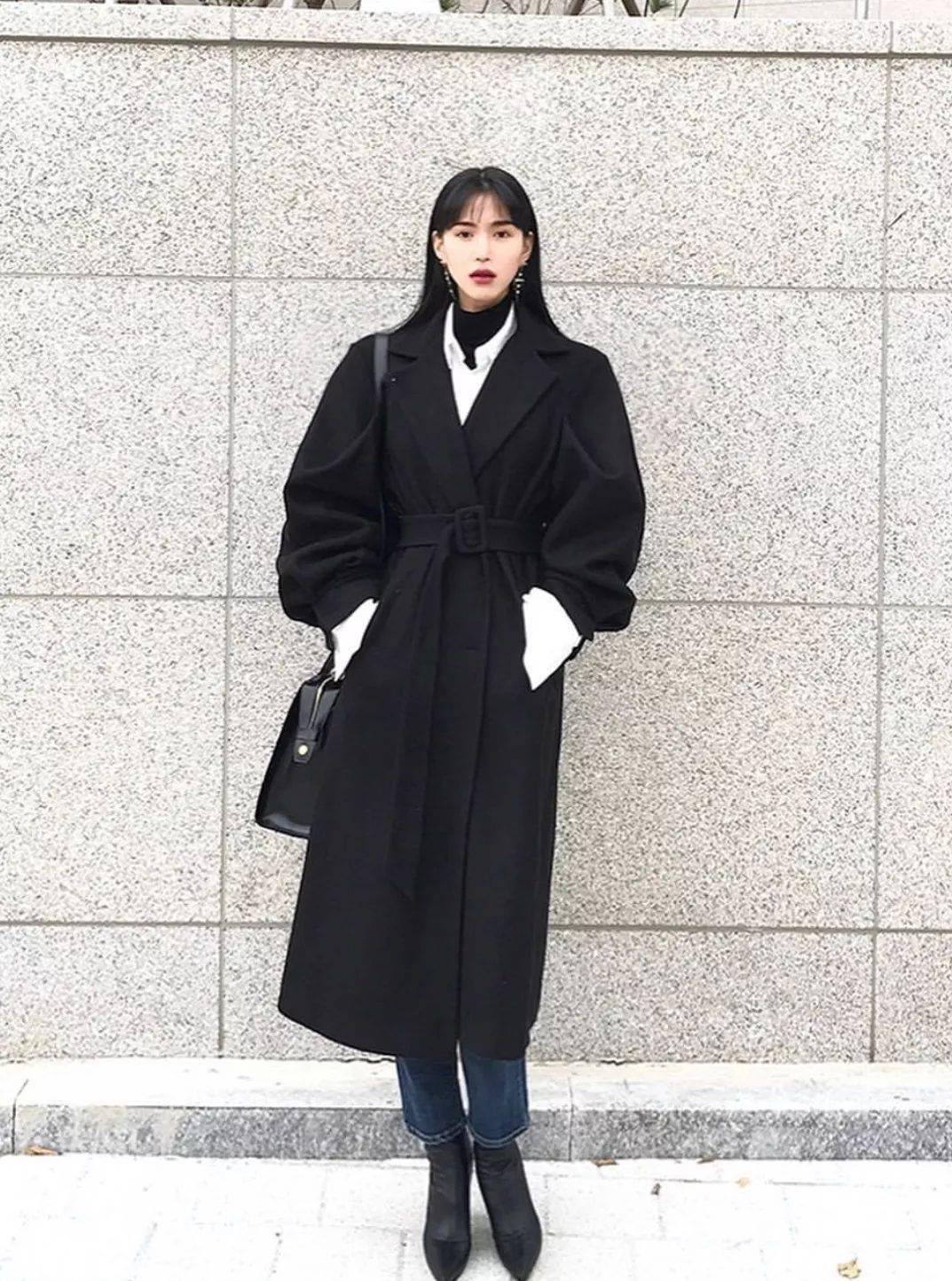 像这样格纹大衣 黑色打底,叠穿清爽的蓝色衬衫, 满屏的摩登感.