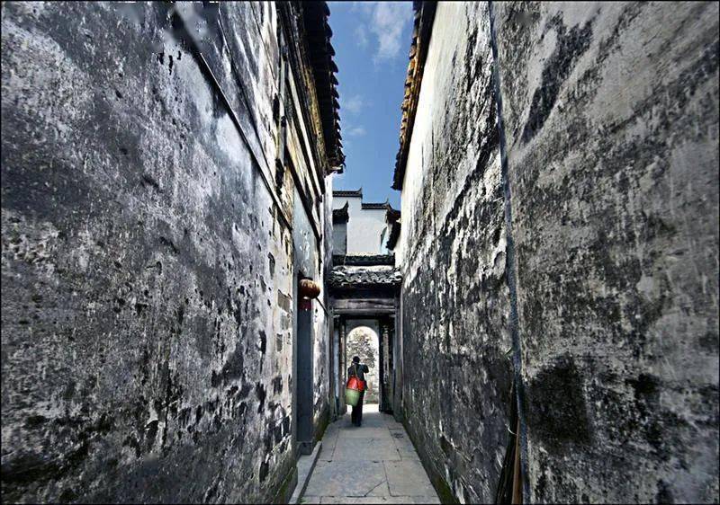 总会有那么几条幽幽古巷,散发着岁月迷人的气息,像一个个充满故事的