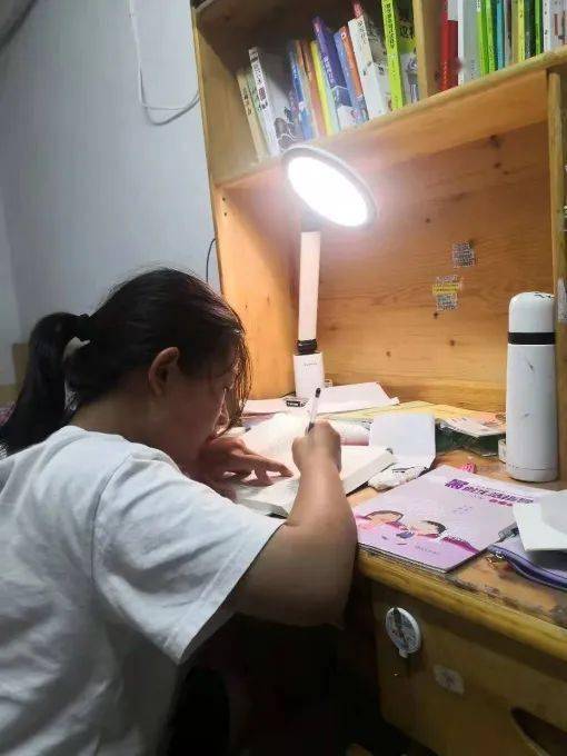 无知却富有生命力,面对那么多又那么复杂的功课,我们感到十分茫无头绪