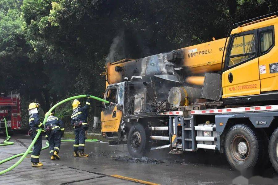 明火消防指战员设立警戒区永春消防接警后赶往现场一吊车行驶中着火