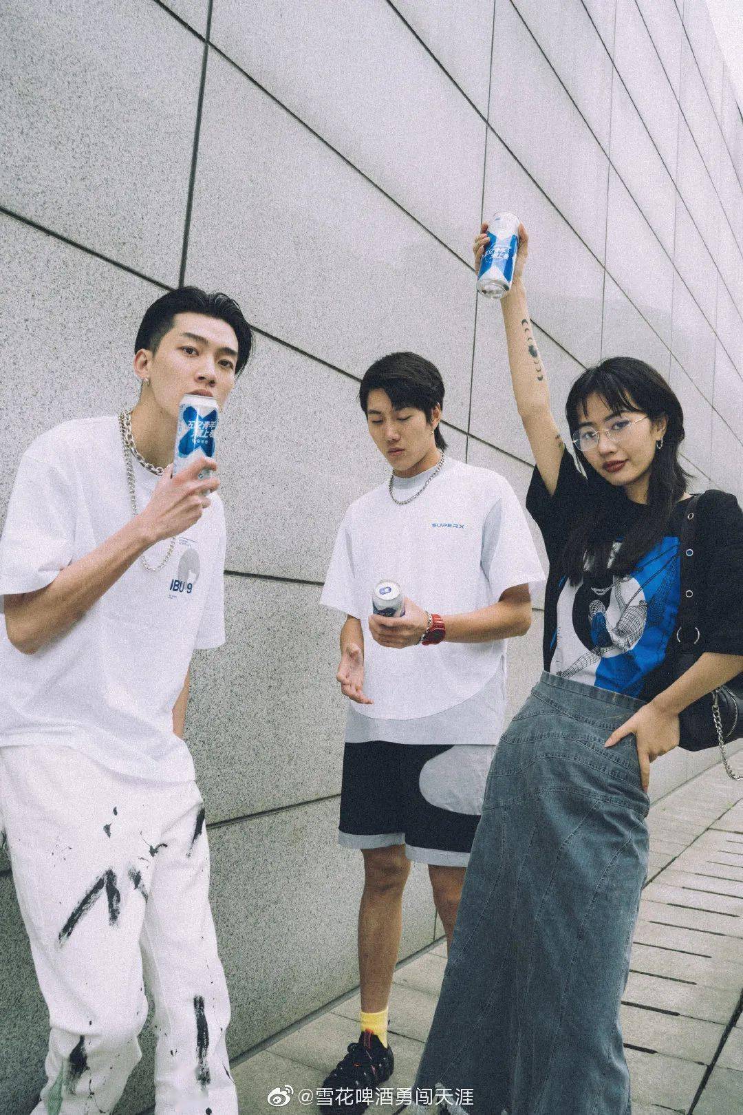 蓝色风暴快闪炫酷的布景以及沉浸式的体验都完美契合了年轻人的审美