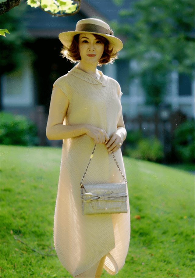 第一部分,六十岁的搭配技巧①大胆借鉴时髦单品60岁并不是只能穿老气