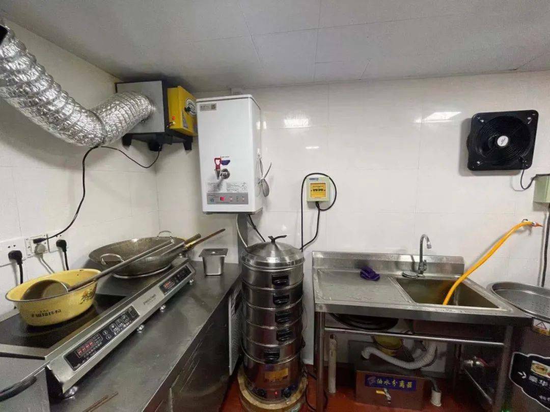 厨房内物品摆放整齐,无油迹