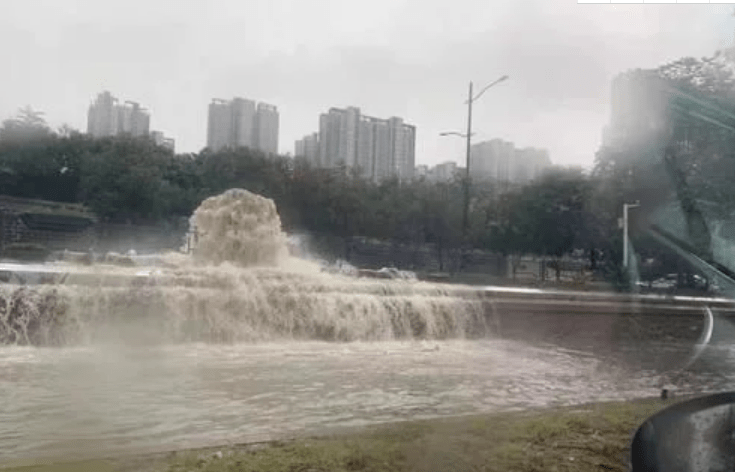 郑州再迎暴雨一隧道喷水似瀑布！交警称因隧道抽水及铁路排水
