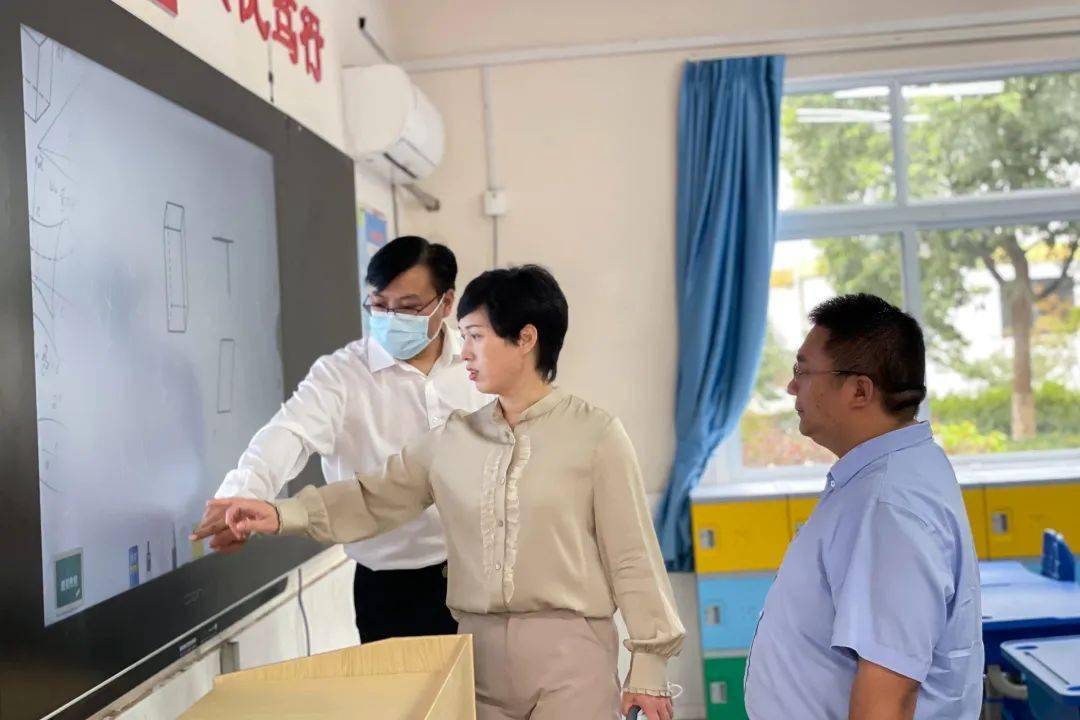 县政府副县长张素兰到泾县新时代精英学校考察调研