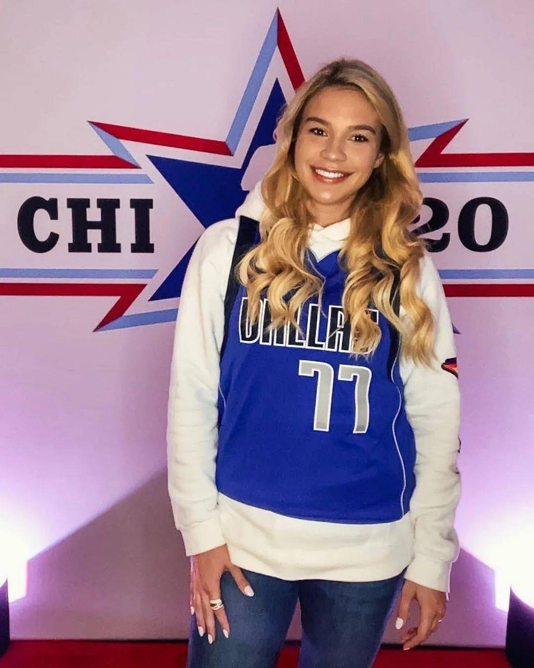 东契奇和安娜玛丽亚·戈尔斯是青梅竹马,据了解他们在东契奇12岁的