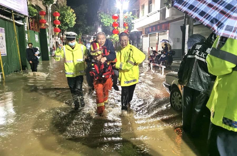 镇平县多部门合力转移受灾群众(央广网发 镇平县委宣传部 供图)