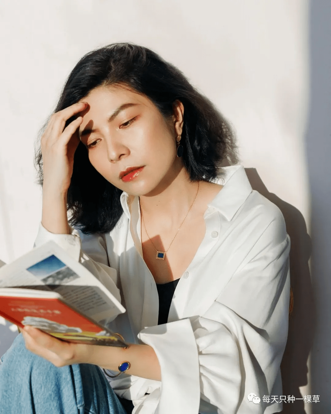 时尚博主@宝藏女孩阿花耳环上半部银镀金圆盘采用锤纹工艺,特殊肌理