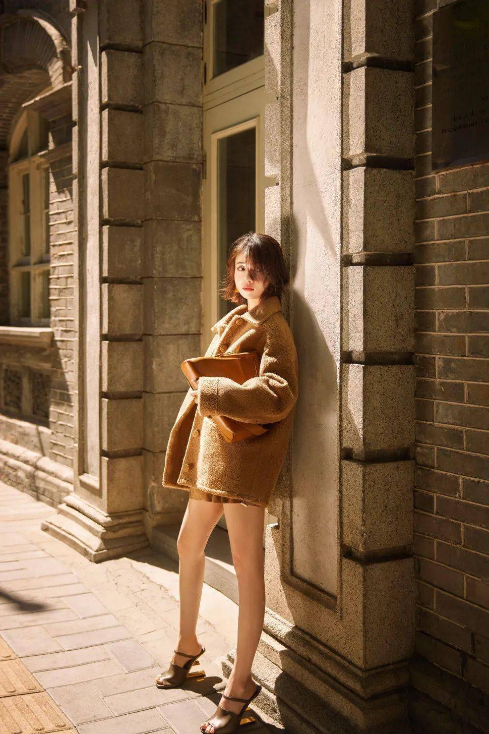 棕色|秋天背什么包?跟着这些明星抄作业就成!