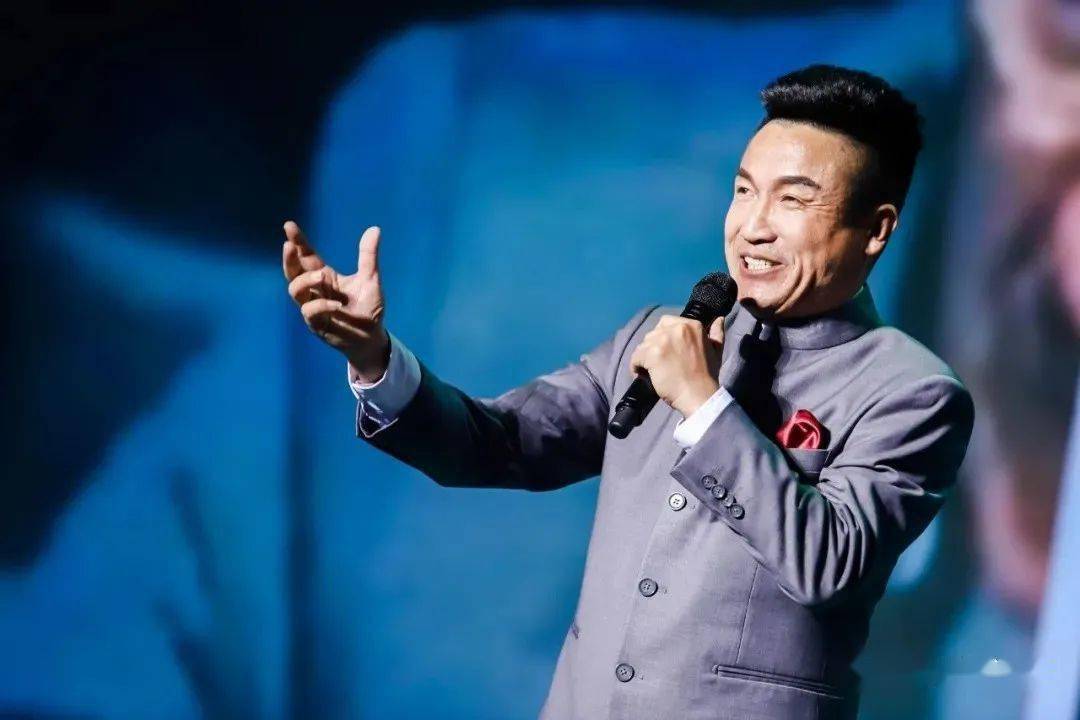 美声碧涛,原名鲁明宏,中国传媒大学播音主持艺术学院培训班结业,全民