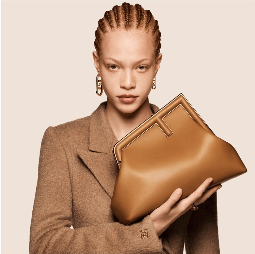 棕色|秋天背什么包?跟着这些明星抄作业就成!