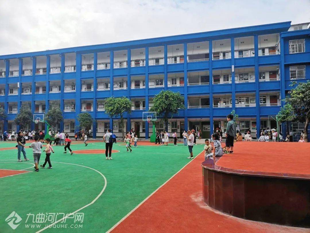 长队排起迎接新学期资阳中小学今天开始报名