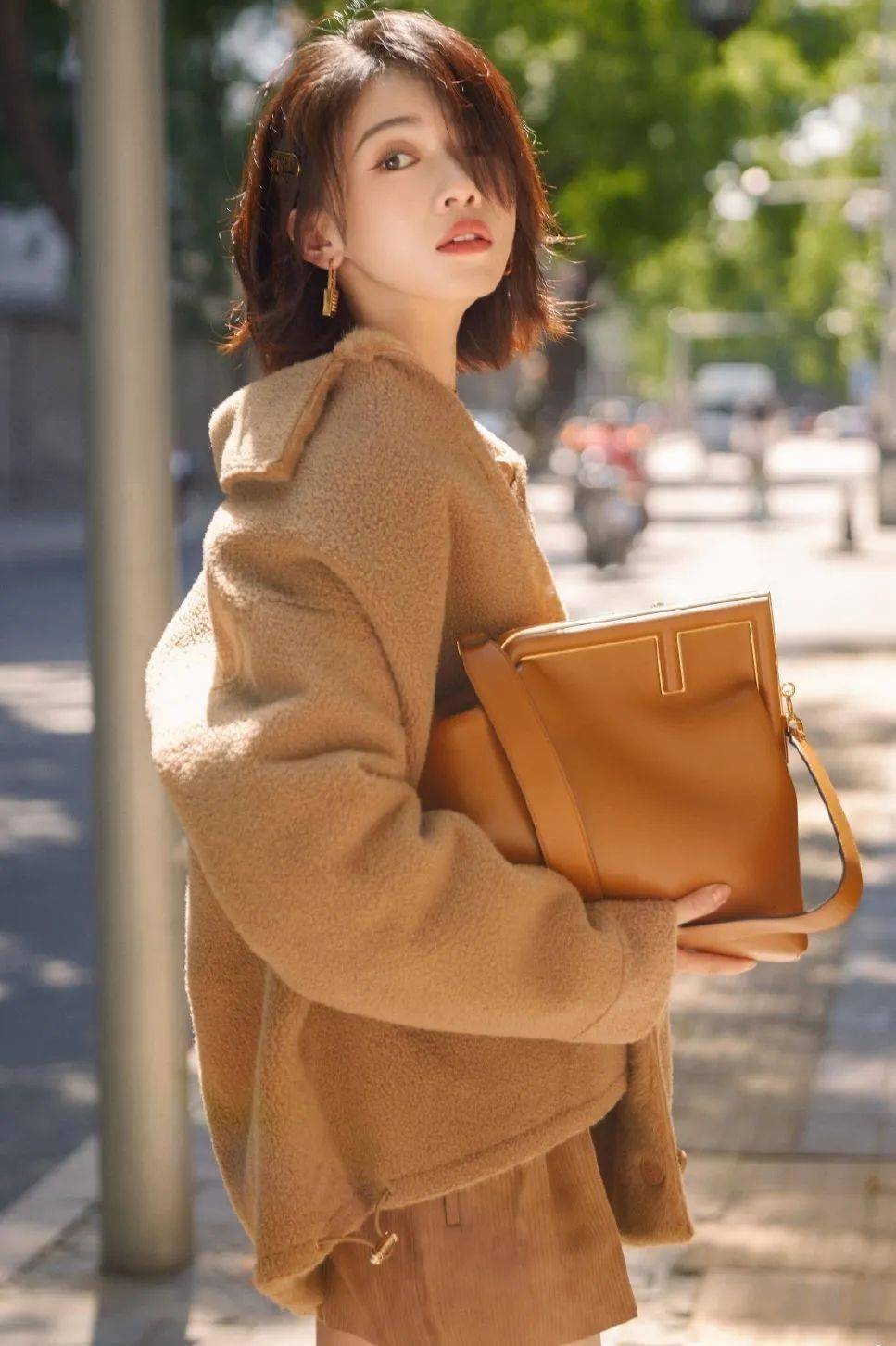棕色|秋天背什么包?跟着这些明星抄作业就成!