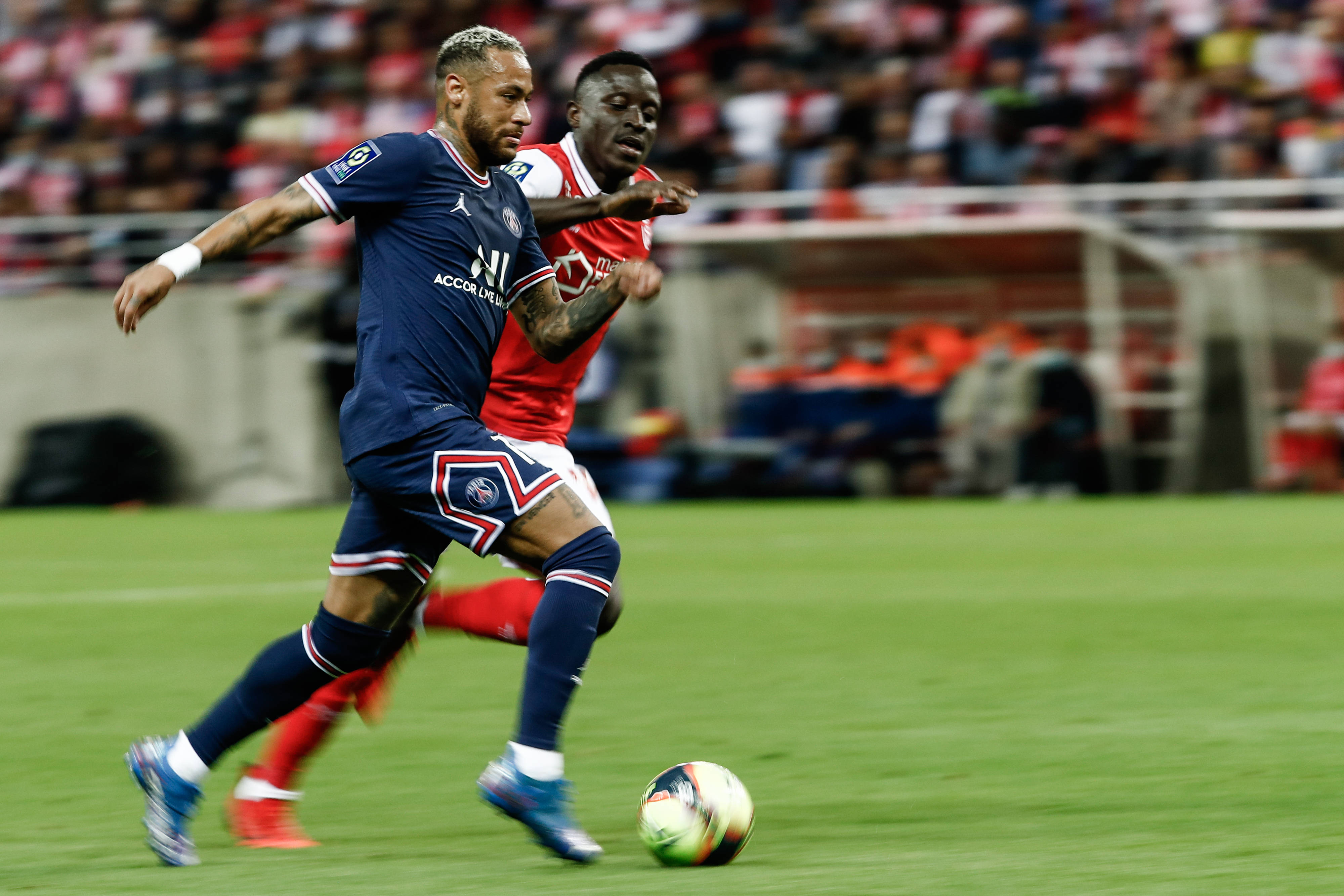 8月29日,巴黎圣日耳曼队球员内马尔在比赛中带球突破.