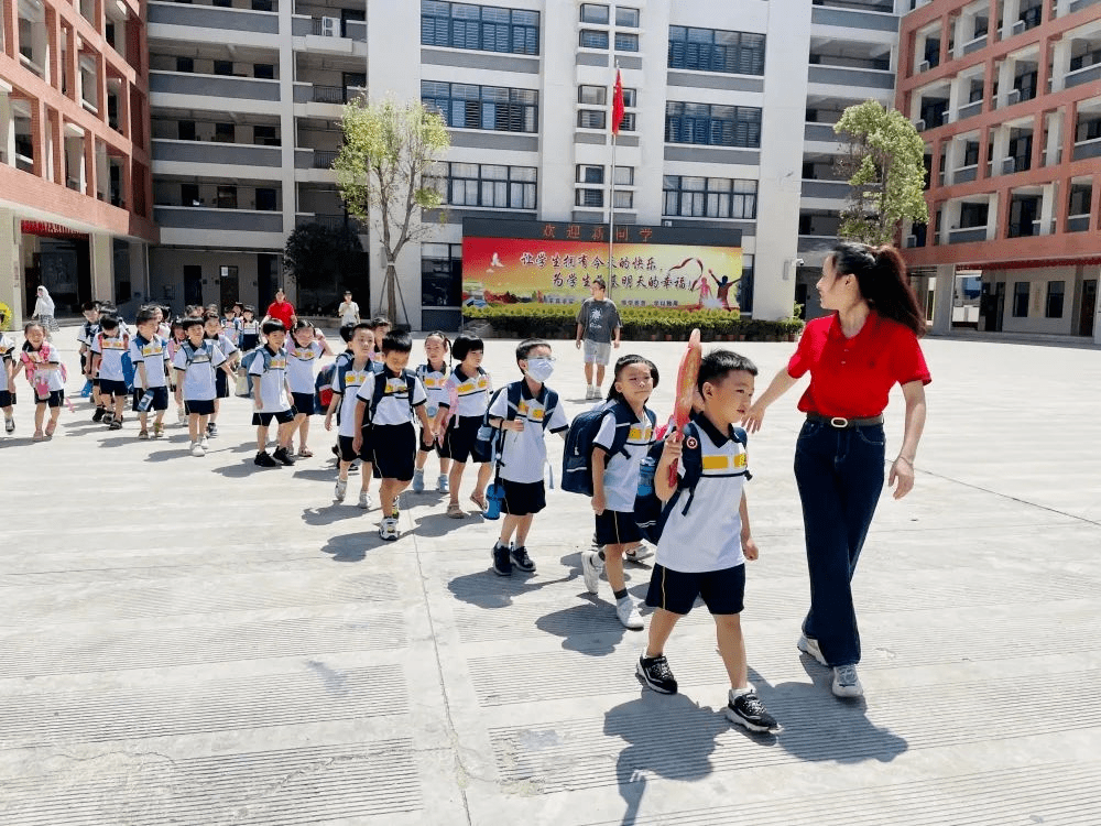 欢迎你新同学龙泰小学举行一年级新生校园生活体验活动