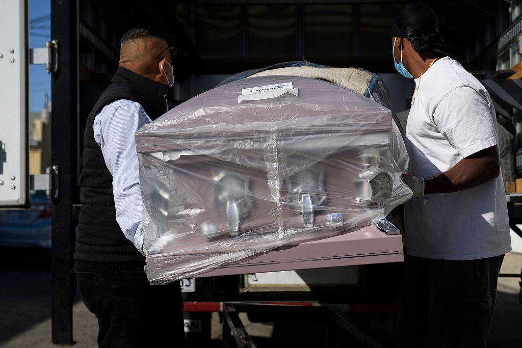 美佛州殡仪馆新冠死者遗体堆积如山 情况比第一轮疫情更严重