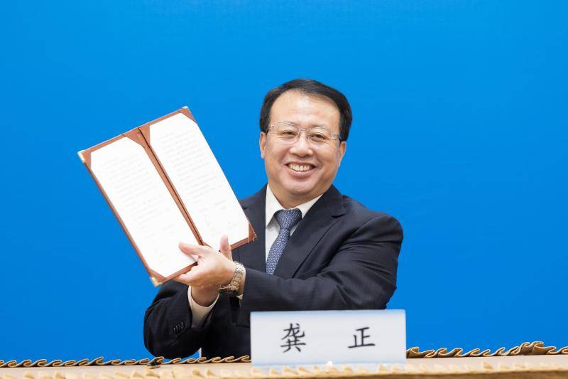 上海香港要在这些方面深化合作,龚正与林郑月娥签署合作备忘录