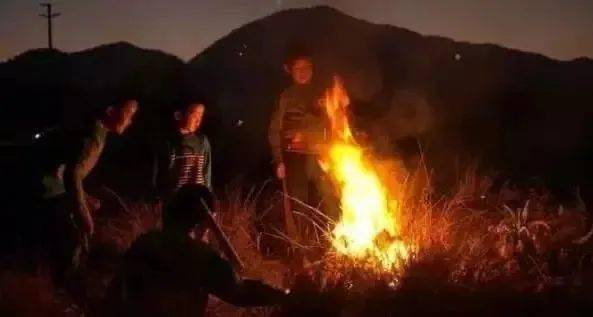 危险|熊孩子玩火点燃了沙发.