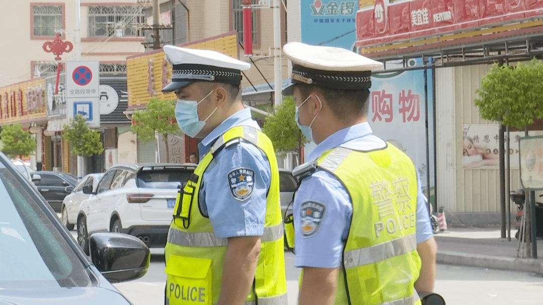 普宁交警提醒后座乘客不系安全带将会被处罚